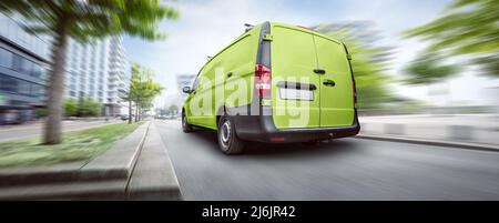 Grüner Kleinbus fährt in der Stadt Stockfoto