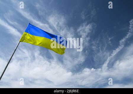 Ukrainische blaue und gelbe Flagge gegenüber dem Himmel Stockfoto