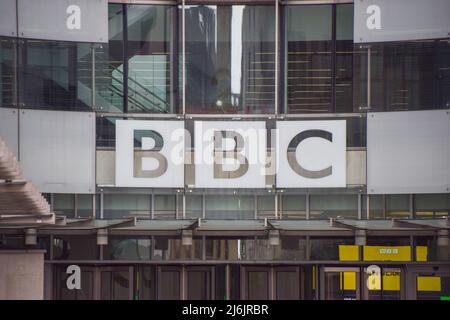Gesamtansicht des Broadcasting House, BBC-Hauptquartier im Zentrum von London. Stockfoto