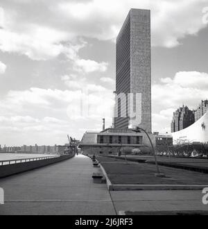 1950s, historisch, Hauptquartier der Vereinten Nationen, New York City, NY, USA. Der 39 Stockwerke hohe Hochhaus ist das Gebäude des Sekretariats, das von Oscar Niemeyer und Le Corbusier entworfen und 1950 fertiggestellt wurde. Mehrere andere Gebäude bilden den UN-Komplex, der in der Turtle Bay-Gegend von Manhattan liegt, an Land mit Blick auf den East River. Stockfoto