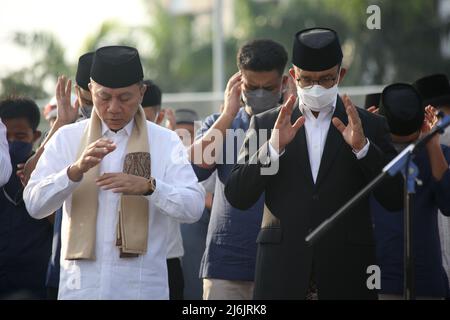 Die Gouverneurin der Region der Sonderhauptstadt von Jakarta, Anies Baswedan, führt am 2. Mai 2022 das Eid Prayer 1443 Hijri im Jakarta International Stadium (JIS), Jakarta, Indonesien, durch. Die Gouverneurin von DKI Jakarta, Anies Baswedan, sagte das Eid Prayer 1443 Hijri im Jakarta International Stadium (JIS), Dies war ein historischer Moment, da es an einem neuen Ort abgehalten wurde und einen Sieg nach zwei Jahren der COVID-19-Pandemie bedeutete. (Foto von Kuncoro Widyo Rumpoko/Pacific Press/Sipa USA) Stockfoto