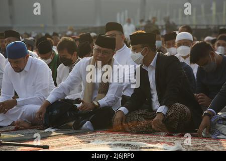 Die Gouverneurin der Region der Sonderhauptstadt von Jakarta, Anies Baswedan, führt am 2. Mai 2022 das Eid Prayer 1443 Hijri im Jakarta International Stadium (JIS), Jakarta, Indonesien, durch. Die Gouverneurin von DKI Jakarta, Anies Baswedan, sagte das Eid Prayer 1443 Hijri im Jakarta International Stadium (JIS), Dies war ein historischer Moment, da es an einem neuen Ort abgehalten wurde und einen Sieg nach zwei Jahren der COVID-19-Pandemie bedeutete. (Foto von Kuncoro Widyo Rumpoko/Pacific Press/Sipa USA) Stockfoto