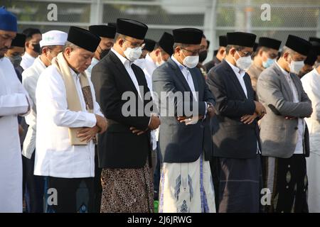 Die Gouverneurin der Region der Sonderhauptstadt von Jakarta, Anies Baswedan, führt am 2. Mai 2022 das Eid Prayer 1443 Hijri im Jakarta International Stadium (JIS), Jakarta, Indonesien, durch. Die Gouverneurin von DKI Jakarta, Anies Baswedan, sagte das Eid Prayer 1443 Hijri im Jakarta International Stadium (JIS), Dies war ein historischer Moment, da es an einem neuen Ort abgehalten wurde und einen Sieg nach zwei Jahren der COVID-19-Pandemie bedeutete. (Foto von Kuncoro Widyo Rumpoko/Pacific Press/Sipa USA) Stockfoto