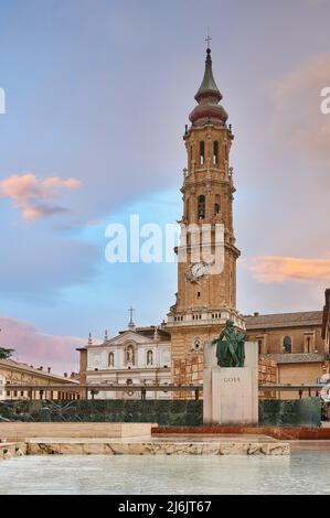 Denkmal für Goya im Vordergrund und die Kathedrale von La Seo im Hintergrund, Zaragoza, Aragon, Spanien, Europa Stockfoto