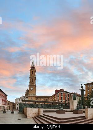 Denkmal für Francisco de Goya und Catedral de la Seo im Hintergrund. Zaragoza. Spanien Stockfoto