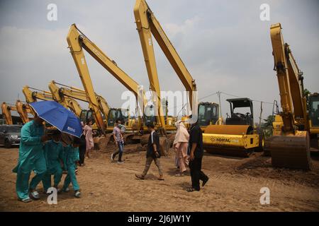 Eine Reihe von Bewohnern pilgern zu den Gräbern von Verwandten während der Feier des Eid Al-Fitr 1443 Hijri, am besonderen Grab für die Opfer von Covid-19, Rorotan Public Cemetery, Cilincing, Jakarta, Indonesien. Die diesjährige Eid al-Fitr-Feier wurde von einer Reihe von Muslimen genutzt, um Wallfahrten zu machen und für ihre Familien zu beten, die gemäß dem Covid-19-Protokoll begraben wurden. (Foto von Kuncoro Widyo Rumpoko/Pacific Press/Sipa USA) Stockfoto