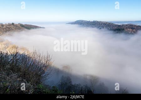 Der Fluss Wye, der aufgrund einer Temperaturinversion vom Standpunkt des Symonds Yat Rock, Herefordshire, England, vollständig vom Nebel verdeckt wurde Stockfoto