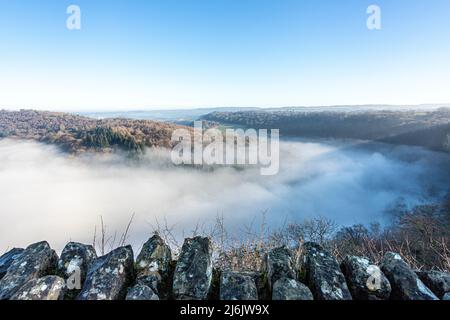 Der Fluss Wye, der aufgrund einer Temperaturinversion vom Standpunkt des Symonds Yat Rock, Herefordshire, England, vollständig vom Nebel verdeckt wurde Stockfoto