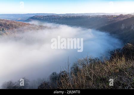 Der Fluss Wye, der aufgrund einer Temperaturinversion vom Standpunkt des Symonds Yat Rock, Herefordshire, England, vollständig vom Nebel verdeckt wurde Stockfoto