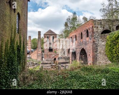 Das Bild hier zeigt, was von den verlassenen Eisenschmelzhochöfen in Blist Hill Victorian Town im Jahr 1900 übrig geblieben ist Stockfoto