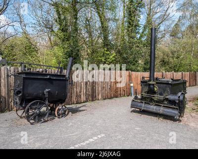 Das Bild zeigt verlassene Straßenbaumaschinen in Blist Hill Victorian Town, wie es 1900 während der Regierungszeit von Königin Victoria war Stockfoto