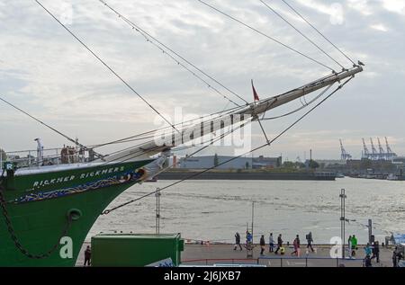 Schiffe und Boote im Hafen festgebunden. Hamburg, Deutschland Stockfoto