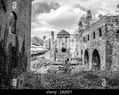 Das Bild hier zeigt, was von den verlassenen Eisenschmelzhochöfen in Blist Hill Victorian Town im Jahr 1900 übrig geblieben ist Stockfoto