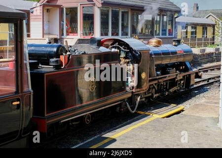 Die Dampflok des Flusses Esk auf der Ravenglass- und Eskdale-Eisenbahnstrecke in Ravenglass, Lake District, Cumbria Stockfoto