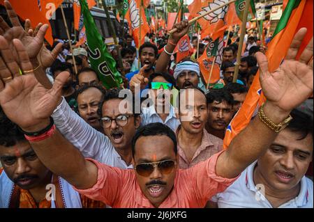 2. Mai 2022, Rajpur Sonarpur, Westbengalen, Indien: Anhänger der Bharatiya Janata Party (BJP), der regierenden politischen Partei Indiens, rufen während einer Demonstration in Kalkutta Slogans aus, um gegen die anhaltende Gewalt im ostindischen Bundesstaat Westbengalen zu protestieren. (Bild: © Sankhadeep Banerjee/ZUMA Press Wire) Stockfoto