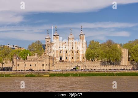 London, Großbritannien - 20. April 2022: Tower of London an der Themse. Stockfoto