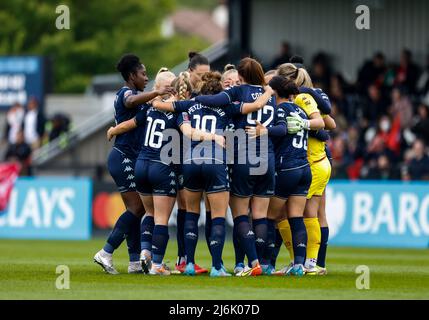 Die Spieler der Aston Villa huddeln vor dem Spiel während des Spiels der Barclays FA Women's Super League im LV Bet Stadium Meadow Park, Borehamwood. Bilddatum: Sonntag, 1. Mai 2022. Stockfoto