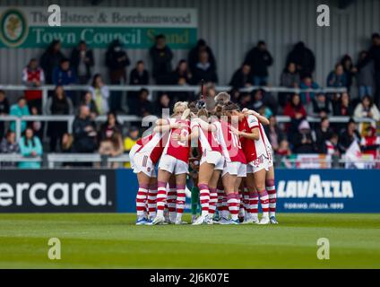 Arsenal-Spieler huddeln sich vor dem Start während des Barclays FA Women's Super League-Spiels im LV Bet Stadium Meadow Park, Borehamwood. Bilddatum: Sonntag, 1. Mai 2022. Stockfoto