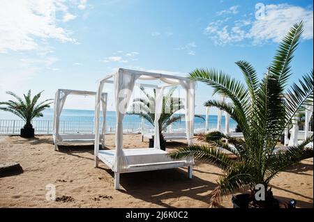 Weißer Baldachin und Vorhänge am Sonnenstrand am Schwarzen Meer in Bulgarien. Urlaub im Sommer. Stockfoto
