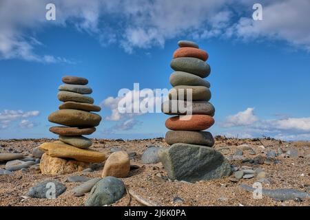 Gestapelte Steine am Beckfoot Beach in der Nähe von Silloth, Cumbria Stockfoto