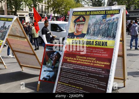 Paris, Frankreich. 1.. Mai 2022. Demonstranten marschieren während der Demonstration am 1. Mai 2022 in Paris, Frankreich. Stockfoto