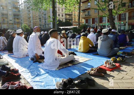 Islamische Gemeinschaft aus Bangladesch feiert das Eid Al Fitr-Fest, Rom, Italien, 2 2022. Mai. Für Muslime auf der ganzen Welt markiert Eid Al Fitr das Ende des Heiligen Monats Ramadan. (Foto von Elisa Gestri/Sipa USA) Stockfoto