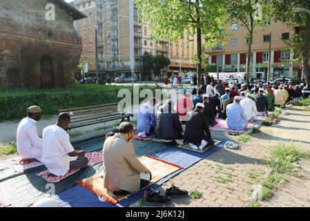 Islamische Gemeinschaft aus Bangladesch feiert das Eid Al Fitr-Fest, Rom, Italien, 2 2022. Mai. Für Muslime auf der ganzen Welt markiert Eid Al Fitr das Ende des Heiligen Monats Ramadan. (Foto von Elisa Gestri/Sipa USA) Stockfoto