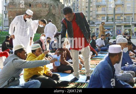 Islamische Gemeinschaft aus Bangladesch feiert das Eid Al Fitr-Fest, Rom, Italien, 2 2022. Mai. Für Muslime auf der ganzen Welt markiert Eid Al Fitr das Ende des Heiligen Monats Ramadan. (Foto von Elisa Gestri/Sipa USA) Stockfoto