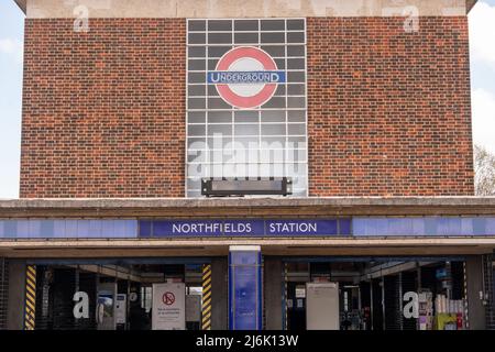 London: Northfields U-Bahnstation, Piccadilly Line Station in Ealing West London Stockfoto