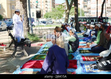 Islamische Gemeinschaft aus Bangladesch feiert das Eid Al Fitr-Fest, Rom, Italien, 2 2022. Mai. Für Muslime auf der ganzen Welt markiert Eid Al Fitr das Ende des Heiligen Monats Ramadan. (Foto von Elisa Gestri/Sipa USA) Stockfoto