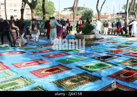 Islamische Gemeinschaft aus Bangladesch feiert das Eid Al Fitr-Fest, Rom, Italien, 2 2022. Mai. Für Muslime auf der ganzen Welt markiert Eid Al Fitr das Ende des Heiligen Monats Ramadan. (Foto von Elisa Gestri/Sipa USA) Stockfoto