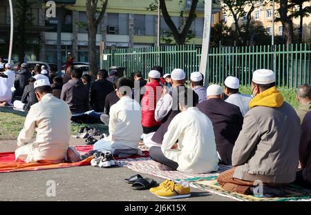 Islamische Gemeinschaft aus Bangladesch feiert das Eid Al Fitr-Fest, Rom, Italien, 2 2022. Mai. Für Muslime auf der ganzen Welt markiert Eid Al Fitr das Ende des Heiligen Monats Ramadan. (Foto von Elisa Gestri/Sipa USA) Stockfoto