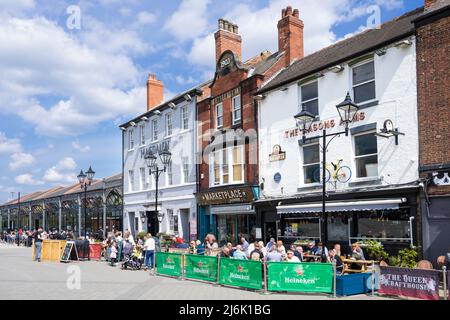 Doncaster Pubs und Food Court mit vielen Leuten, die Essen und Trinken auf dem Marktplatz genießen Doncaster South Yorkshire England GB Europa Stockfoto