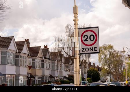 London - 2022. April: 20 mph Geschwindigkeitsbegrenzungsschild auf Wohnstraße im Westen Londons Stockfoto