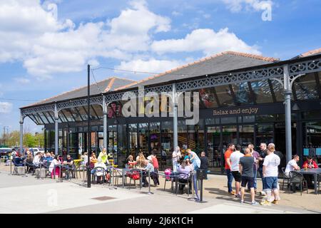 Doncaster Wool Market Food Court mit vielen Leuten, die Essen aus den Imbissbuden genießen Market Place Doncaster South Yorkshire England GB Europa Stockfoto