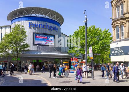 High Street UK Doncaster Frenchgate Shopping Centre und Shoppers in der High Street im Stadtzentrum von Doncaster South Yorkshire England UK GB Stockfoto