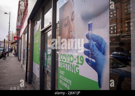 London - April 2022: Covid 19 Testing Center in High Street Shop in Ealing, West London Stockfoto