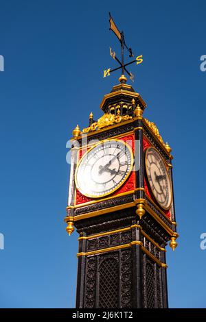 Westminster, London – Bürogebäude aus Glas und die Little Ben-Uhr an der Victoria Street Stockfoto