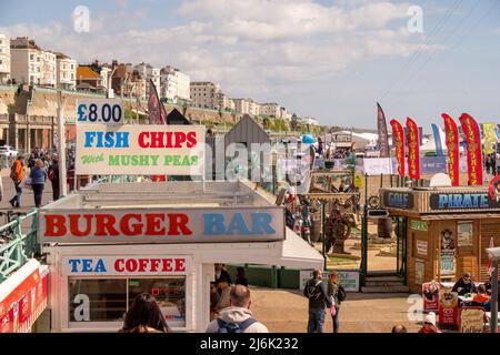 Brighton - April 2022: Brighton Beach Front - viktorianische Struktur und Vergnügungspark in der beliebten und modischen Küstenstadt in Südengland Stockfoto
