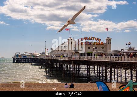 Brighton - April 2022: Brighton Pier - viktorianischer Bau und Vergnügungspark in der beliebten und modischen Küstenstadt in Südengland Stockfoto