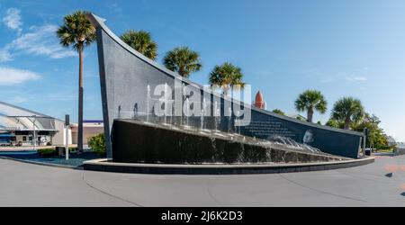Cape Canaveral, FL - 10 2021. September: Das Schild und die vordere Plakatwand für das Kennedy Space Center Stockfoto