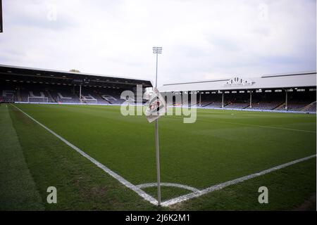 London, Großbritannien. 2.. Mai 2022. Ein allgemeiner Blick in das Craven Cottage, Heimat des Fußballclubs Fulham vor dem Spiel. EFL Skybet Championship match, Fulham gegen Luton Town im Craven Cottage in London am Montag, 2.. Mai 2022. Dieses Bild darf nur für redaktionelle Zwecke verwendet werden. Nur zur redaktionellen Verwendung, Lizenz für kommerzielle Nutzung erforderlich. Keine Verwendung bei Wetten, Spielen oder Veröffentlichungen in einem Club/einer Liga/einem Spieler. Bild von Steffan Bowen/Andrew Orchard Sports Photography/Alamy Live News Stockfoto