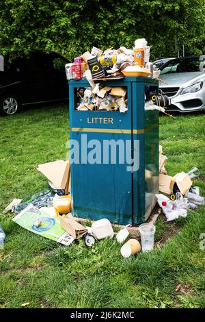 Überfließender Abfalleimer, weggeworfener Müll, Umweltauswirkungen Stockfoto