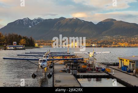 Während des Sonnenuntergangs dockten Wasserflugzeuge am Hafen von Vancouver an. Wasserflugzeuge am Vancouver Harbour Flight Centre Airport - 11,2022. April - Vancouver BC, Stockfoto