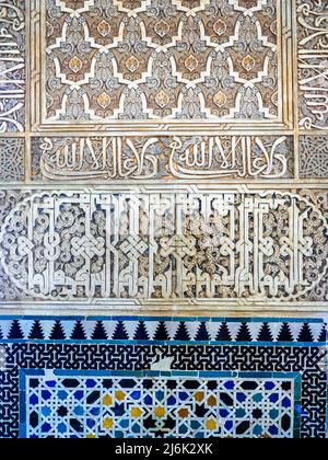 Detail der kunstvollen Mauer im Botschaftersaal des Palastes von Comares im Nasriden-Palast - Alhambra-Komplex - Granada, Spanien Stockfoto