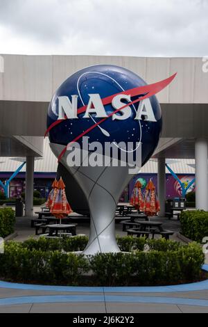 Cape Canaveral, FL - 10 2021. September: Das NASA-Logo auf einem Globus aus dem Kennedy Space Center Stockfoto