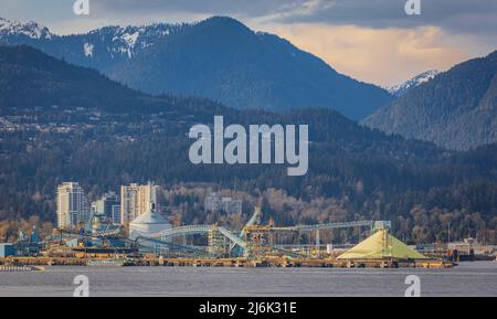 Hafenanlage für Getreide, Ölsaaten und Hülsenfrüchte. Getreideaufzug, Silos und Industriegebäude Vancouver, BC, Kanada. Große Stapel Schwefel Stockfoto