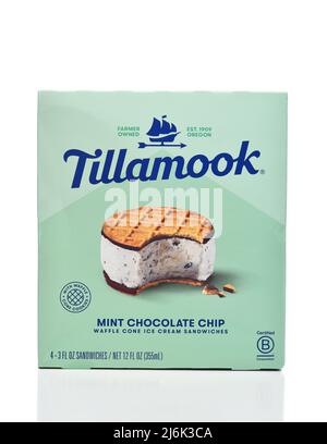 IRVINE, KALIFORNIEN - 2. MAI 2022: Eine Schachtel mit Tillamook Mint Chocolate Chip Waffle Cone Ice Cream Sandwiches. Stockfoto