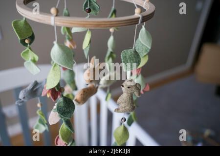 DIY Handwerk Baby Krippe mobil. Spielzeug hängt über der Krippe Stockfoto