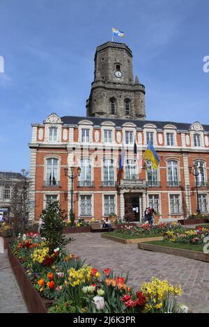 BOULOGNE-SUR-MER, FRANKREICH, 12. APRIL 2022: Blick auf das Rathaus, den Glockenturm und die ephemeren Gärten in Boulogne, Pas-de Calais. Boulogne-Sur-Mer ist eine Küste Stockfoto